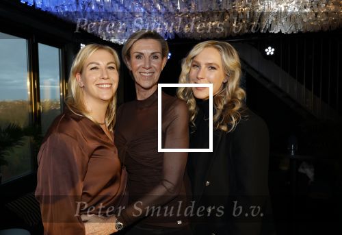 Amsterdam 3 december 2024
Boekpresentatie Els v Roode (B&B vol liefde) in het fashion hotel Haar dochters Josephine en Isabelle kregen het eerste exemplaar.