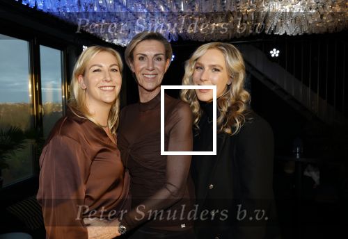 Amsterdam 3 december 2024
Boekpresentatie Els v Roode (B&B vol liefde) in het fashion hotel Haar dochters Josephine en Isabelle kregen het eerste exemplaar.