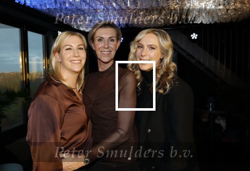 Amsterdam 3 december 2024
Boekpresentatie Els v Roode (B&B vol liefde) in het fashion hotel Haar dochters Josephine en Isabelle kregen het eerste exemplaar.