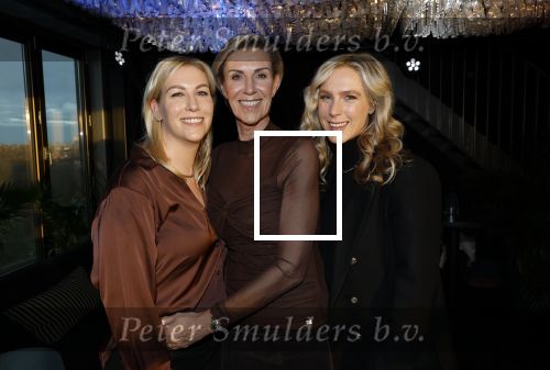 Amsterdam 3 december 2024
Boekpresentatie Els v Roode (B&B vol liefde) in het fashion hotel Haar dochters Josephine en Isabelle kregen het eerste exemplaar.
