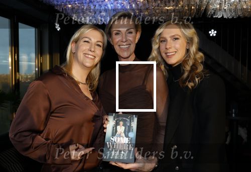 Amsterdam 3 december 2024
Boekpresentatie Els v Roode (B&B vol liefde) in het fashion hotel Haar dochters Josephine en Isabelle kregen het eerste exemplaar.