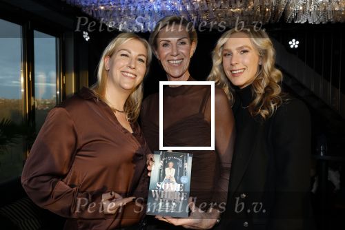 Amsterdam 3 december 2024
Boekpresentatie Els v Roode (B&B vol liefde) in het fashion hotel Haar dochters Josephine en Isabelle kregen het eerste exemplaar.