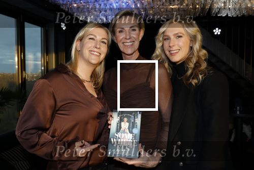Amsterdam 3 december 2024
Boekpresentatie Els v Roode (B&B vol liefde) in het fashion hotel Haar dochters Josephine en Isabelle kregen het eerste exemplaar.