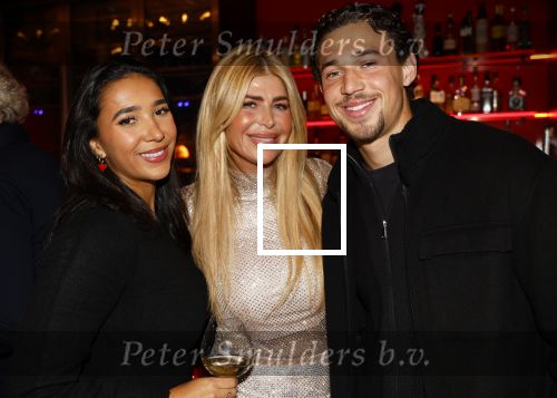 Amsterdam 12 november 2024
Boekpresentatie Estelle Cruijff in restaurant Bisous .  Estelle Cruijff Maxim Gullit en Joelle Gullit