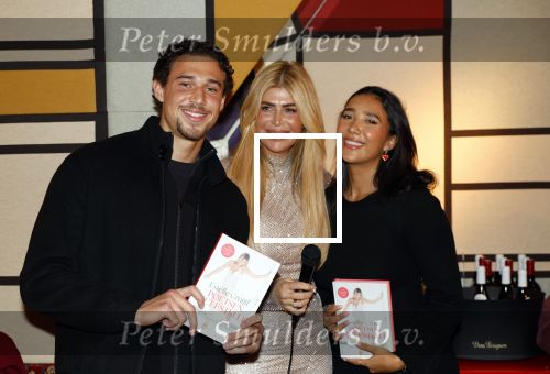 Amsterdam 12 november 2024
Boekpresentatie Estelle Cruijff in restaurant Bisous .  Estelle Cruijff Maxim Gullit en Joelle Gullit