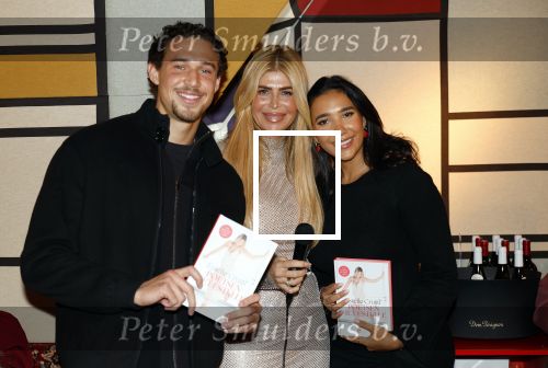 Amsterdam 12 november 2024
Boekpresentatie Estelle Cruijff in restaurant Bisous .  Estelle Cruijff Maxim Gullit en Joelle Gullit