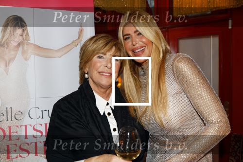 Amsterdam 12 november 2024
Boekpresentatie Estelle Cruijff in restaurant Bisous .  Estelle Cruijff met moeder