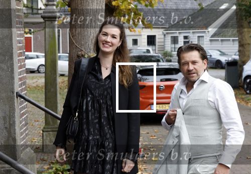 Broek en Waterland 26 oktober 2024
Douwe Bob en Anouk trouwen in de kerk van Broek en Waterland . Douwe arriveert met zijn zoontje op een paard bij de kerk. Ferri Somogyi met zijn vrouw