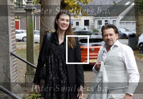 Broek en Waterland 26 oktober 2024
Douwe Bob en Anouk trouwen in de kerk van Broek en Waterland . Douwe arriveert met zijn zoontje op een paard bij de kerk. Ferri Somogyi met zijn vrouw