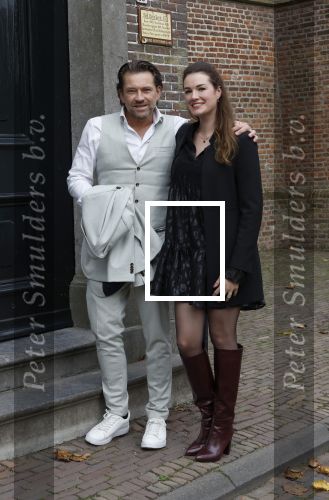 Broek en Waterland 26 oktober 2024
Douwe Bob en Anouk trouwen in de kerk van Broek en Waterland . Douwe arriveert met zijn zoontje op een paard bij de kerk. Ferri Somogyi met zijn vrouw