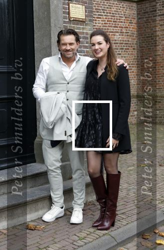 Broek en Waterland 26 oktober 2024
Douwe Bob en Anouk trouwen in de kerk van Broek en Waterland . Douwe arriveert met zijn zoontje op een paard bij de kerk. Ferri Somogyi met zijn vrouw