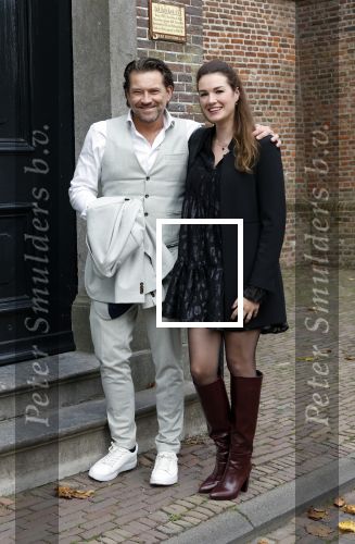 Broek en Waterland 26 oktober 2024
Douwe Bob en Anouk trouwen in de kerk van Broek en Waterland . Douwe arriveert met zijn zoontje op een paard bij de kerk. Ferri Somogyi met zijn vrouw