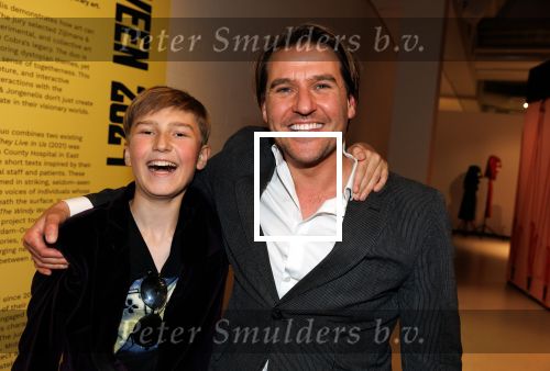Amstelveen 14 november 2024
Opening expositie en boekpresentatie van 80 jaar Jeroen Krabbe in het Cobra Museum . Joop v d Ende overhandit het eerste boek . Vrouw Herma Krabbe zit op de eerste rij samen met zoon Jasper en Jakob Krabbe . Jakob Krabbe met zijn zoon