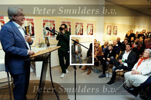 Amstelveen 14 november 2024
Opening expositie en boekpresentatie van 80 jaar Jeroen Krabbe in het Cobra Museum . Joop v d Ende overhandit het eerste boek . Vrouw Herma Krabbe zit op de eerste rij samen met zoon Jasper en Jacob Krabbe .