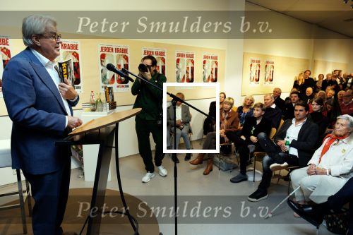 Amstelveen 14 november 2024
Opening expositie en boekpresentatie van 80 jaar Jeroen Krabbe in het Cobra Museum . Joop v d Ende overhandit het eerste boek . Vrouw Herma Krabbe zit op de eerste rij samen met zoon Jasper en Jacob Krabbe .