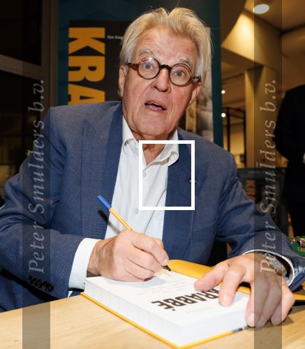 Amstelveen 14 november 2024
Opening expositie en boekpresentatie van 80 jaar Jeroen Krabbe in het Cobra Museum . Joop v d Ende overhandit het eerste boek . Vrouw Herma Krabbe zit op de eerste rij samen met zoon Jasper en Jacob Krabbe .