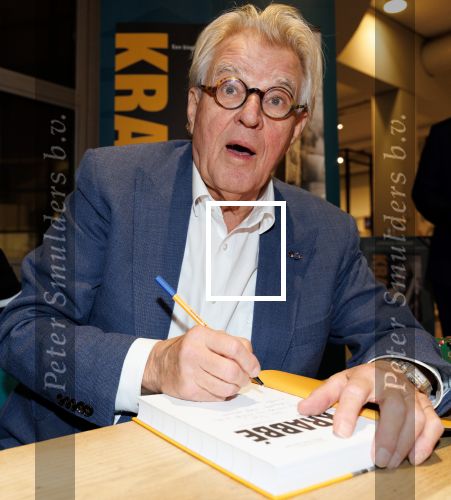 Amstelveen 14 november 2024
Opening expositie en boekpresentatie van 80 jaar Jeroen Krabbe in het Cobra Museum . Joop v d Ende overhandit het eerste boek . Vrouw Herma Krabbe zit op de eerste rij samen met zoon Jasper en Jacob Krabbe .