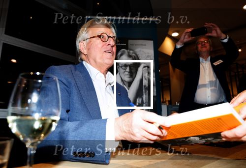 Amstelveen 14 november 2024
Opening expositie en boekpresentatie van 80 jaar Jeroen Krabbe in het Cobra Museum . Joop v d Ende overhandit het eerste boek . Vrouw Herma Krabbe zit op de eerste rij samen met zoon Jasper en Jacob Krabbe .