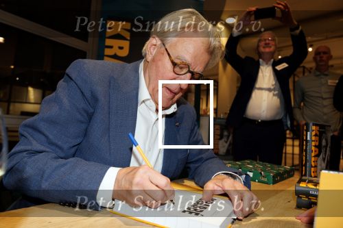 Amstelveen 14 november 2024
Opening expositie en boekpresentatie van 80 jaar Jeroen Krabbe in het Cobra Museum . Joop v d Ende overhandit het eerste boek . Vrouw Herma Krabbe zit op de eerste rij samen met zoon Jasper en Jacob Krabbe .
