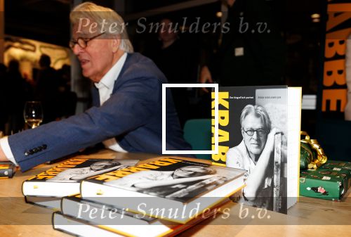 Amstelveen 14 november 2024
Opening expositie en boekpresentatie van 80 jaar Jeroen Krabbe in het Cobra Museum . Joop v d Ende overhandit het eerste boek . Vrouw Herma Krabbe zit op de eerste rij samen met zoon Jasper en Jacob Krabbe .
