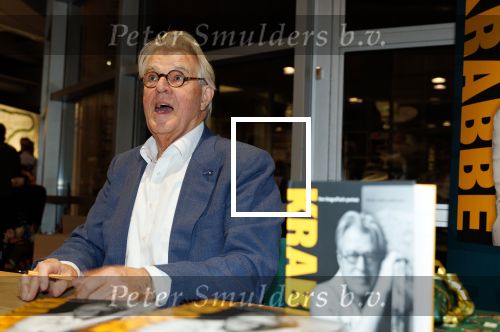 Amstelveen 14 november 2024
Opening expositie en boekpresentatie van 80 jaar Jeroen Krabbe in het Cobra Museum . Joop v d Ende overhandit het eerste boek . Vrouw Herma Krabbe zit op de eerste rij samen met zoon Jasper en Jacob Krabbe .