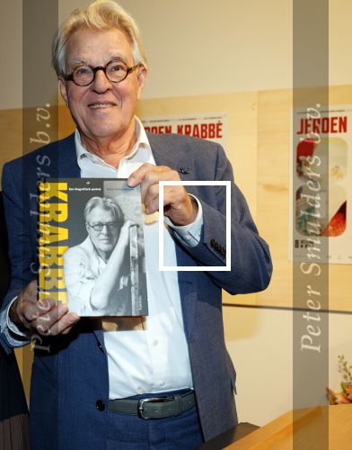 Amstelveen 14 november 2024
Opening expositie en boekpresentatie van 80 jaar Jeroen Krabbe in het Cobra Museum . Joop v d Ende overhandit het eerste boek . Vrouw Herma Krabbe zit op de eerste rij samen met zoon Jasper en Jacob Krabbe .