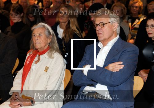 Amstelveen 14 november 2024
Opening expositie en boekpresentatie van 80 jaar Jeroen Krabbe in het Cobra Museum . Joop v d Ende overhandit het eerste boek . Vrouw Herma Krabbe zit op de eerste rij samen met zoon Jasper en Jacob Krabbe .