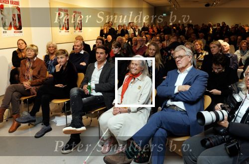 Amstelveen 14 november 2024
Opening expositie en boekpresentatie van 80 jaar Jeroen Krabbe in het Cobra Museum . Joop v d Ende overhandit het eerste boek . Vrouw Herma Krabbe zit op de eerste rij samen met zoon Jasper en Jacob Krabbe .
