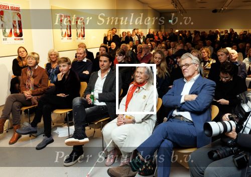 Amstelveen 14 november 2024
Opening expositie en boekpresentatie van 80 jaar Jeroen Krabbe in het Cobra Museum . Joop v d Ende overhandit het eerste boek . Vrouw Herma Krabbe zit op de eerste rij samen met zoon Jasper en Jacob Krabbe .