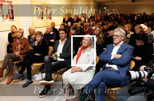 Amstelveen 14 november 2024
Opening expositie en boekpresentatie van 80 jaar Jeroen Krabbe in het Cobra Museum . Joop v d Ende overhandit het eerste boek . Vrouw Herma Krabbe zit op de eerste rij samen met zoon Jasper en Jacob Krabbe .