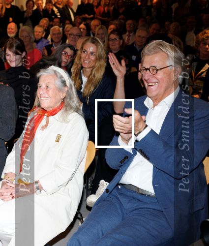 Amstelveen 14 november 2024
Opening expositie en boekpresentatie van 80 jaar Jeroen Krabbe in het Cobra Museum . Joop v d Ende overhandit het eerste boek . Vrouw Herma Krabbe zit op de eerste rij samen met zoon Jasper en Jacob Krabbe .