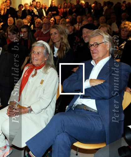 Amstelveen 14 november 2024
Opening expositie en boekpresentatie van 80 jaar Jeroen Krabbe in het Cobra Museum . Joop v d Ende overhandit het eerste boek . Vrouw Herma Krabbe zit op de eerste rij samen met zoon Jasper en Jacob Krabbe .