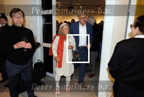 Amstelveen 14 november 2024
Opening expositie en boekpresentatie van 80 jaar Jeroen Krabbe in het Cobra Museum . Joop v d Ende overhandit het eerste boek . Vrouw Herma Krabbe zit op de eerste rij samen met zoon Jasper en Jacob Krabbe .