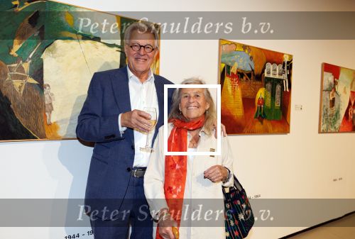 Amstelveen 14 november 2024
Opening expositie en boekpresentatie van 80 jaar Jeroen Krabbe in het Cobra Museum . Joop v d Ende overhandit het eerste boek . Vrouw Herma Krabbe zit op de eerste rij samen met zoon Jasper en Jacob Krabbe .