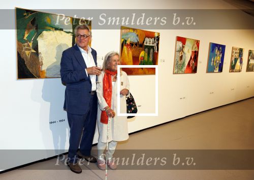 Amstelveen 14 november 2024
Opening expositie en boekpresentatie van 80 jaar Jeroen Krabbe in het Cobra Museum . Joop v d Ende overhandit het eerste boek . Vrouw Herma Krabbe zit op de eerste rij samen met zoon Jasper en Jacob Krabbe .