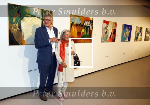 Amstelveen 14 november 2024
Opening expositie en boekpresentatie van 80 jaar Jeroen Krabbe in het Cobra Museum . Joop v d Ende overhandit het eerste boek . Vrouw Herma Krabbe zit op de eerste rij samen met zoon Jasper en Jacob Krabbe .