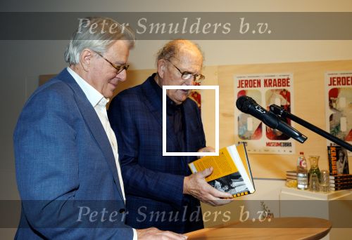Amstelveen 14 november 2024
Opening expositie en boekpresentatie van 80 jaar Jeroen Krabbe in het Cobra Museum . Joop v d Ende overhandit het eerste boek . Vrouw Herma Krabbe zit op de eerste rij samen met zoon Jasper en Jacob Krabbe .