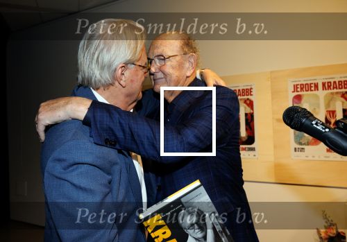 Amstelveen 14 november 2024
Opening expositie en boekpresentatie van 80 jaar Jeroen Krabbe in het Cobra Museum . Joop v d Ende overhandit het eerste boek . Vrouw Herma Krabbe zit op de eerste rij samen met zoon Jasper en Jacob Krabbe .