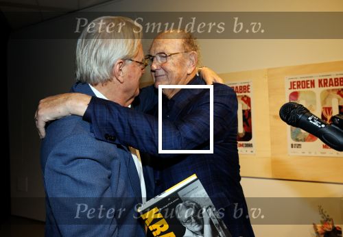Amstelveen 14 november 2024
Opening expositie en boekpresentatie van 80 jaar Jeroen Krabbe in het Cobra Museum . Joop v d Ende overhandit het eerste boek . Vrouw Herma Krabbe zit op de eerste rij samen met zoon Jasper en Jacob Krabbe .