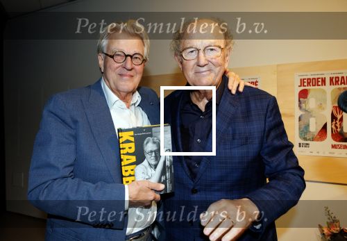 Amstelveen 14 november 2024
Opening expositie en boekpresentatie van 80 jaar Jeroen Krabbe in het Cobra Museum . Joop v d Ende overhandit het eerste boek . Vrouw Herma Krabbe zit op de eerste rij samen met zoon Jasper en Jacob Krabbe .