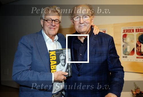 Amstelveen 14 november 2024
Opening expositie en boekpresentatie van 80 jaar Jeroen Krabbe in het Cobra Museum . Joop v d Ende overhandit het eerste boek . Vrouw Herma Krabbe zit op de eerste rij samen met zoon Jasper en Jacob Krabbe .