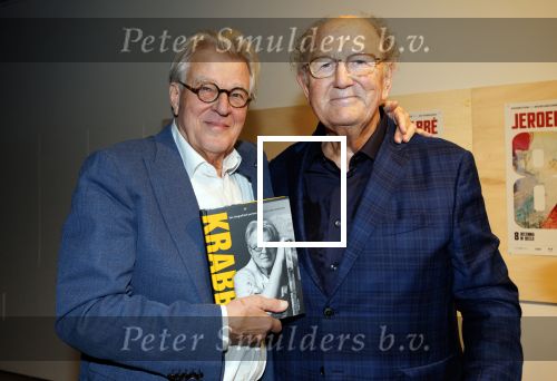 Amstelveen 14 november 2024
Opening expositie en boekpresentatie van 80 jaar Jeroen Krabbe in het Cobra Museum . Joop v d Ende overhandit het eerste boek . Vrouw Herma Krabbe zit op de eerste rij samen met zoon Jasper en Jacob Krabbe .