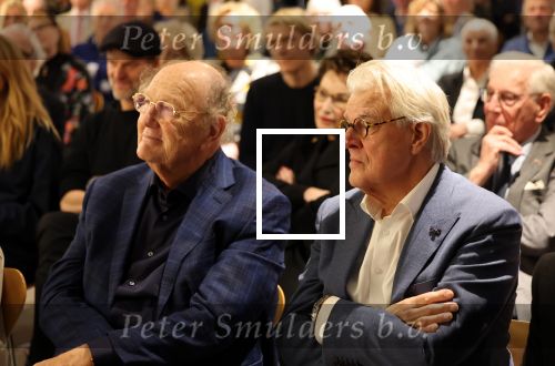 Amstelveen 14 november 2024
Opening expositie en boekpresentatie van 80 jaar Jeroen Krabbe in het Cobra Museum . Joop v d Ende overhandit het eerste boek . Vrouw Herma Krabbe zit op de eerste rij samen met zoon Jasper en Jacob Krabbe .