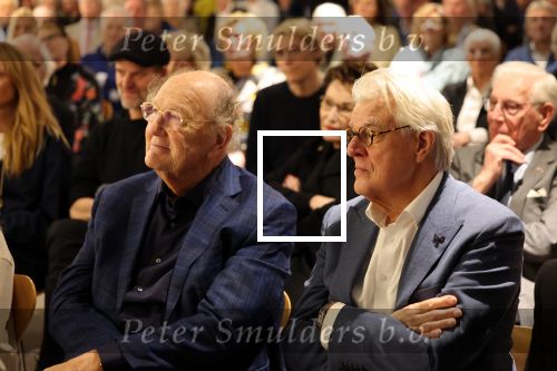 Amstelveen 14 november 2024
Opening expositie en boekpresentatie van 80 jaar Jeroen Krabbe in het Cobra Museum . Joop v d Ende overhandit het eerste boek . Vrouw Herma Krabbe zit op de eerste rij samen met zoon Jasper en Jacob Krabbe .