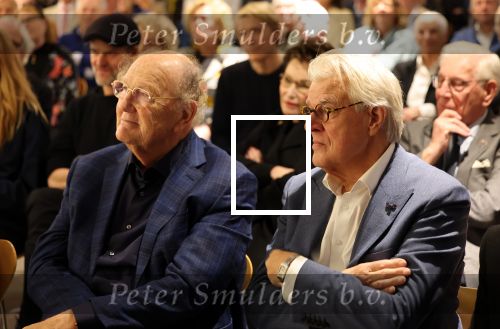 Amstelveen 14 november 2024
Opening expositie en boekpresentatie van 80 jaar Jeroen Krabbe in het Cobra Museum . Joop v d Ende overhandit het eerste boek . Vrouw Herma Krabbe zit op de eerste rij samen met zoon Jasper en Jacob Krabbe .