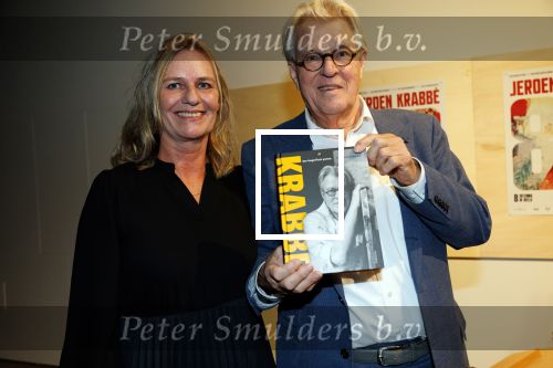 Amstelveen 14 november 2024
Opening expositie en boekpresentatie van 80 jaar Jeroen Krabbe in het Cobra Museum . Joop v d Ende overhandit het eerste boek . Vrouw Herma Krabbe zit op de eerste rij samen met zoon Jasper en Jacob Krabbe . Rosa Koelemeijer
