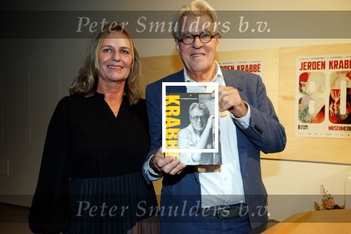 Amstelveen 14 november 2024
Opening expositie en boekpresentatie van 80 jaar Jeroen Krabbe in het Cobra Museum . Joop v d Ende overhandit het eerste boek . Vrouw Herma Krabbe zit op de eerste rij samen met zoon Jasper en Jacob Krabbe . Rosa Koelemeijer