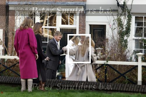 Amsterdam 29 november 2024
Fotouurtje Koninklijk huis met Koning Willem Alexander Koningin Maxima Prinses Amalia Prinses Alexia Prinses Ariane en hun hondje Mambo . De shoot vond plaats op het Begijnhof in het centrum van Amsterdam.