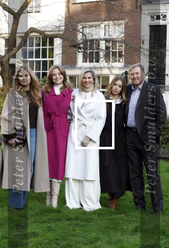 Amsterdam 29 november 2024
Fotouurtje Koninklijk huis met Koning Willem Alexander Koningin Maxima Prinses Amalia Prinses Alexia Prinses Ariane en hun hondje Mambo . De shoot vond plaats op het Begijnhof in het centrum van Amsterdam.