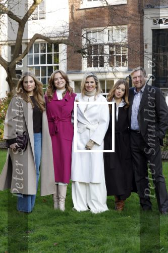 Amsterdam 29 november 2024
Fotouurtje Koninklijk huis met Koning Willem Alexander Koningin Maxima Prinses Amalia Prinses Alexia Prinses Ariane en hun hondje Mambo . De shoot vond plaats op het Begijnhof in het centrum van Amsterdam.